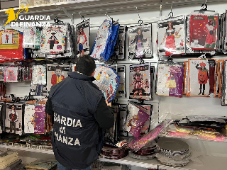 Pesaro - Carnevale, la Finanza sequestra 24mila articoli contraffatti